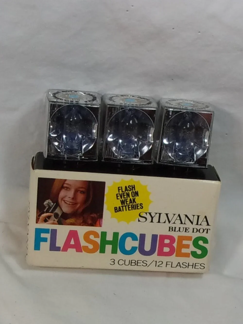 VINTAGE SYLVANIA BLUE DOT FLASHCUBES 3 CUBES/12 FLASHES